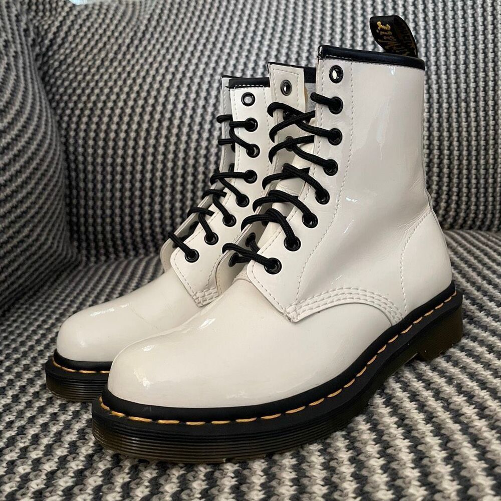 Dr Doc Martens Boots White Air Wair 8 Eyelet Grunge 11821 Women’s Shoe Size 7